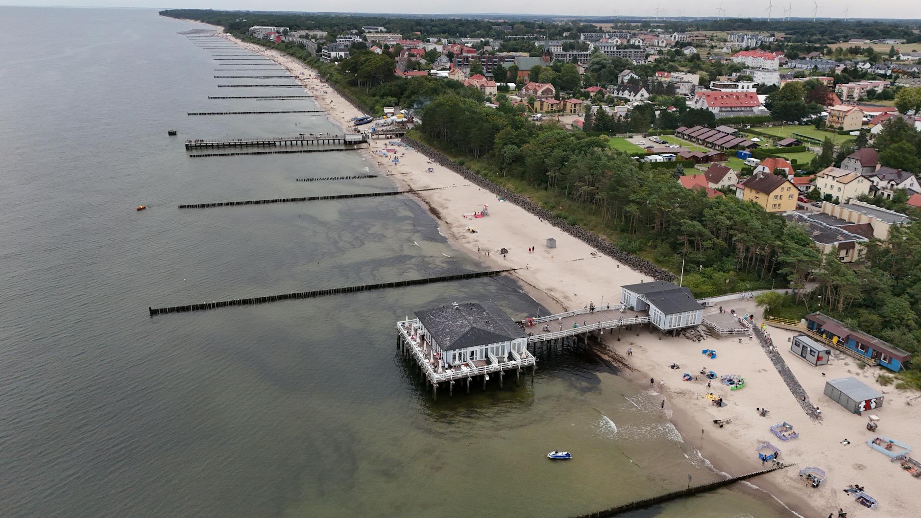 Widok z lotu ptaka na nadmorskie miasteczko z plażą i molem