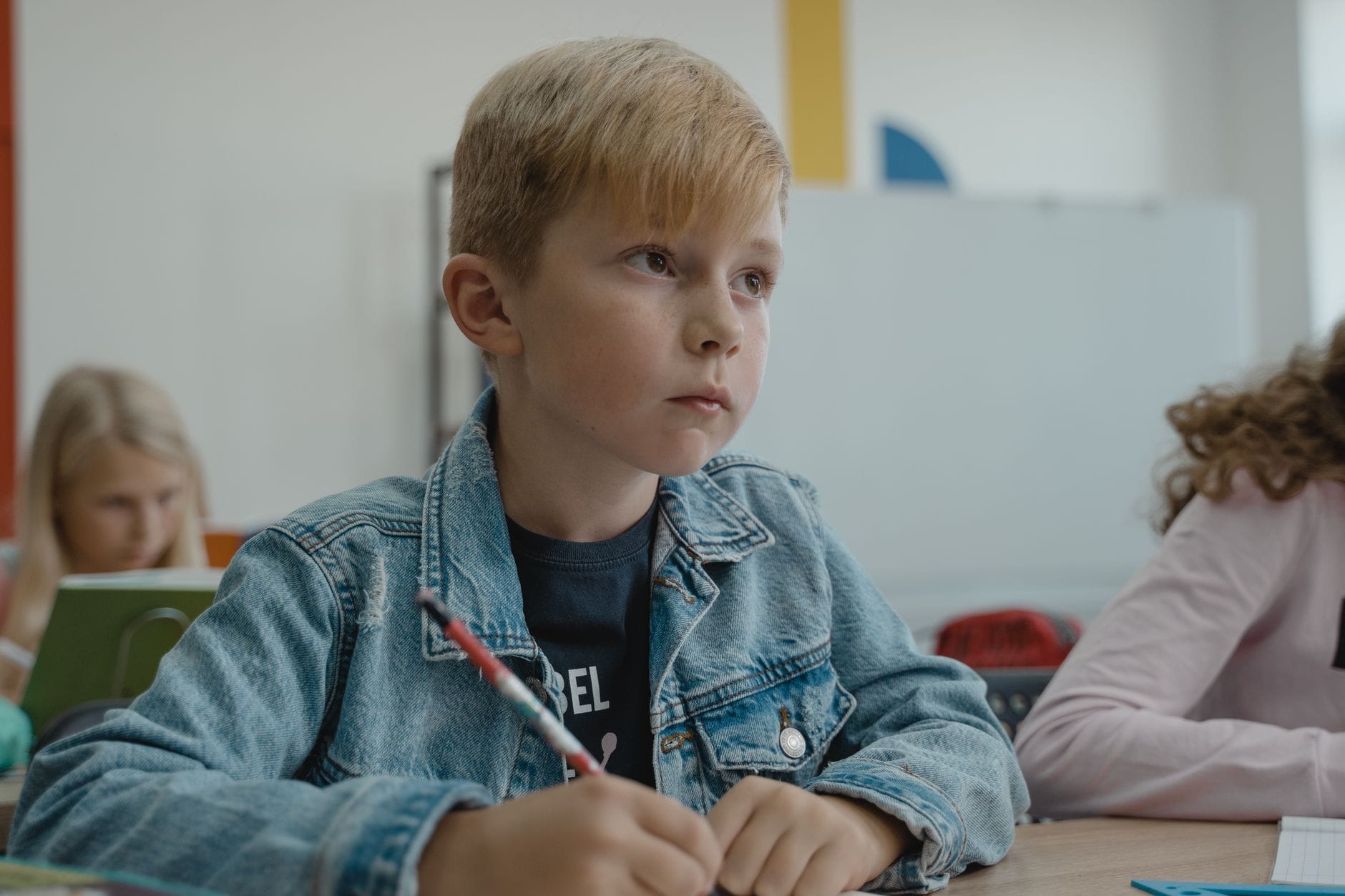Jak wspierać dziecko, które co chwilę zmienia szkołę z powodu zmiany miejsca pieczy